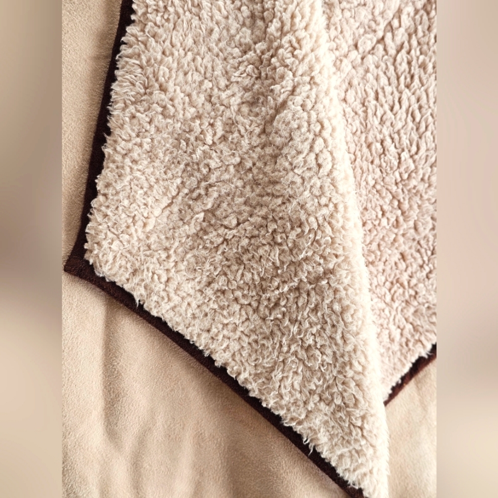 Gibson Latimer Fall Faux Suede & Sherpa Lined Tan/Cream Asymmetrical Flowy Vest - Picture 4 of 16